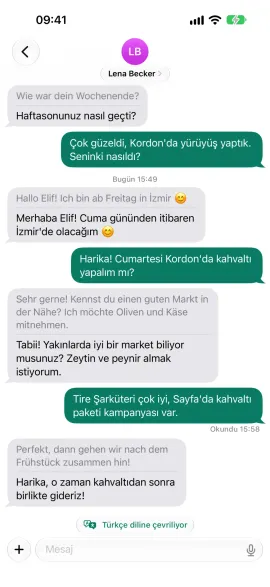 Sohbet ekranı: iki dilde mesajlar, her biri okuyanın diline çevrilmiş